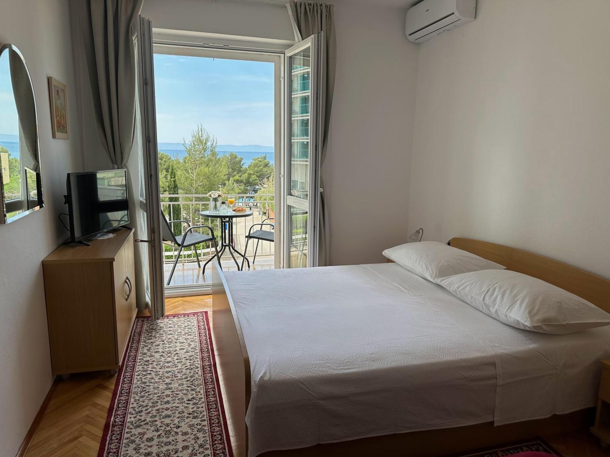 Spacious Family Apartment Near The Beach Makarska Exterior photo