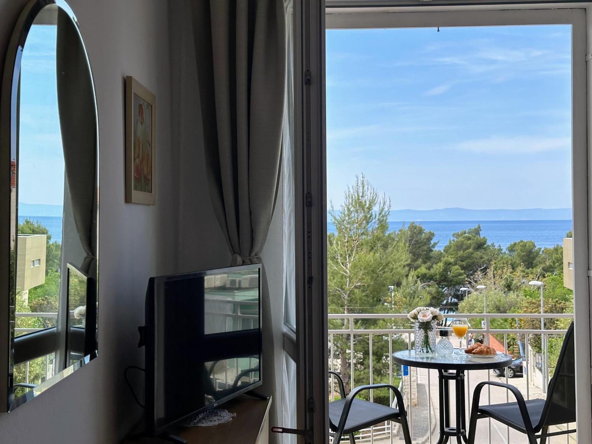 Spacious Family Apartment Near The Beach Makarska Exterior photo