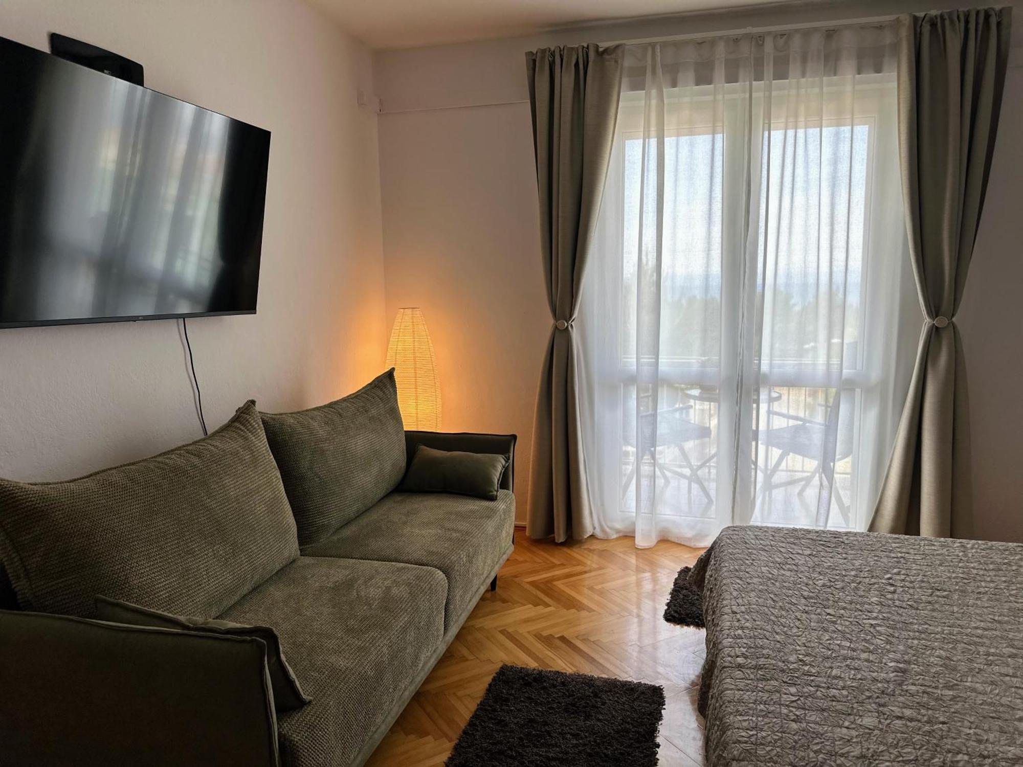 Spacious Family Apartment Near The Beach Makarska Exterior photo