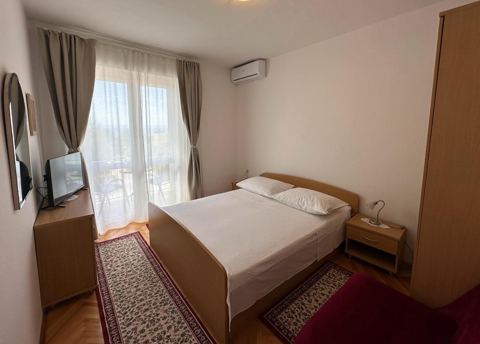 Spacious Family Apartment Near The Beach Makarska Exterior photo